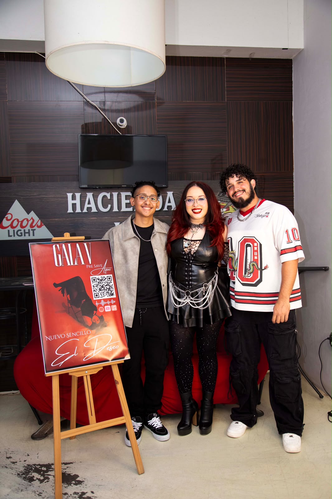 Gala V junto al equipo creativo detrás de “El Deseo”: Emmanuel De León y Marcos Meléndez, colaboradores fundamentales en la construcción sonora del sencillo.